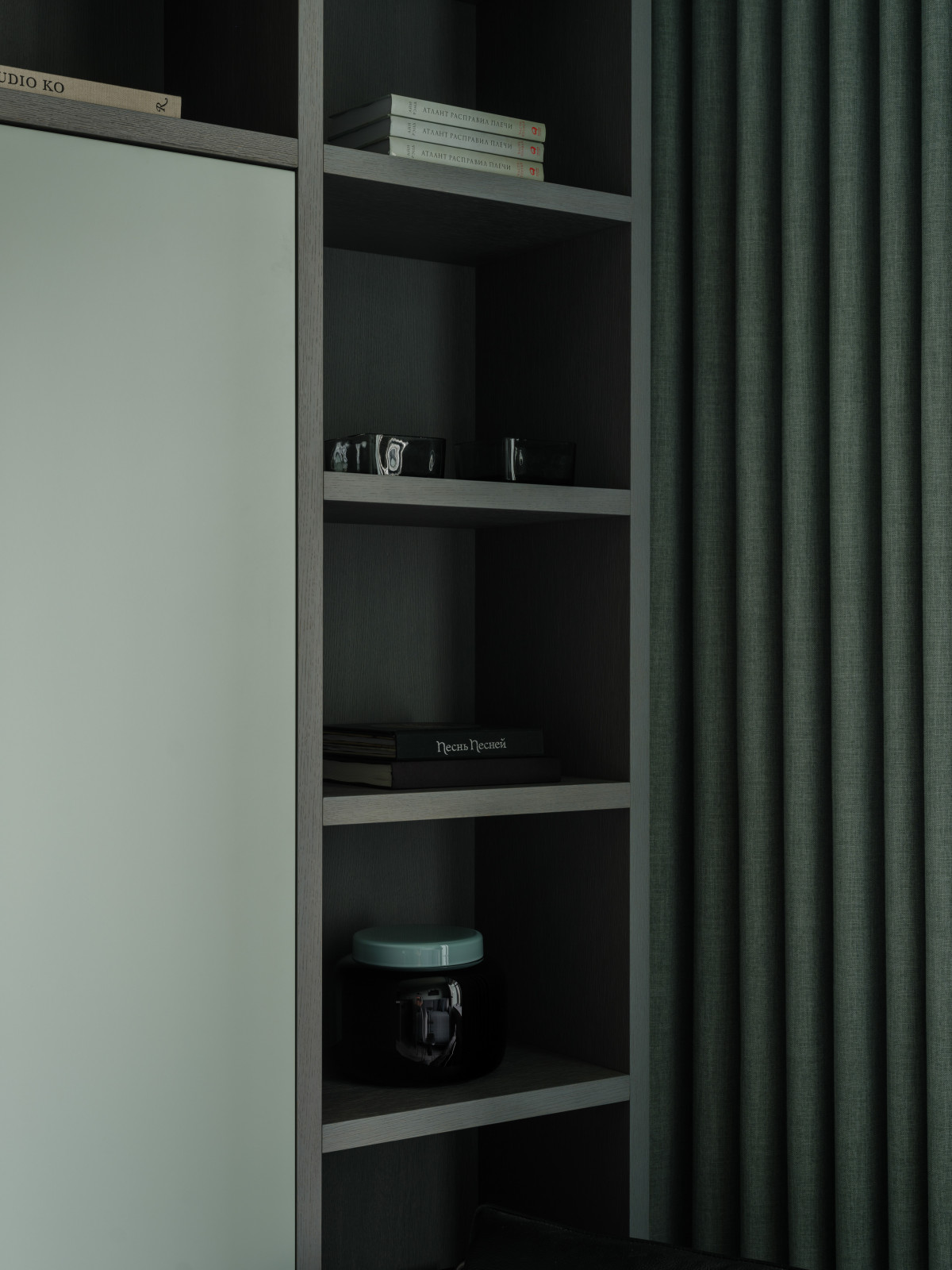 Полки в гостиной