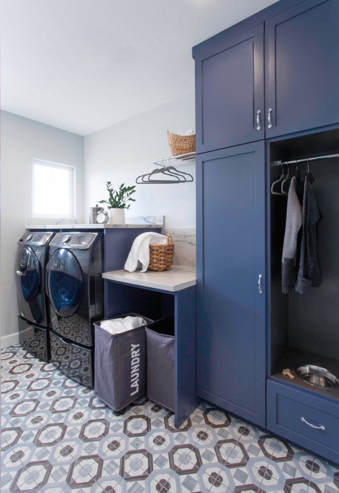Exempel på en mellanstor modern parallell tvättstuga enbart för tvätt, med släta luckor, blå skåp, vita väggar, klinkergolv i keramik och flerfärgat golv