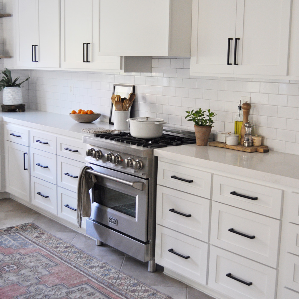 Example of a mid-sized mountain style kitchen design