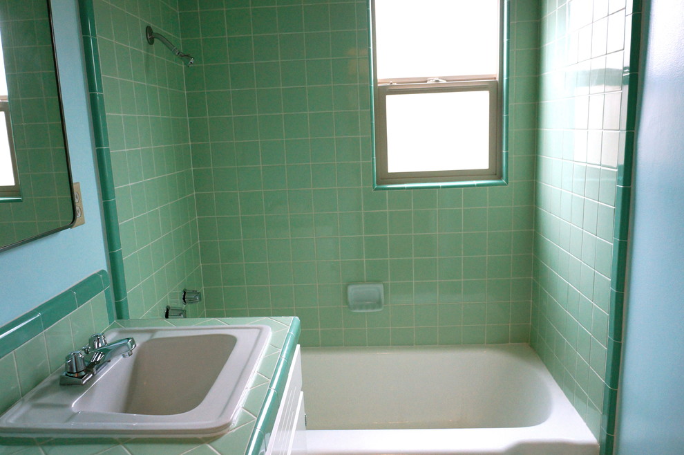Пример оригинального дизайна: маленькая ванная комната в стиле ретро для на участке и в саду