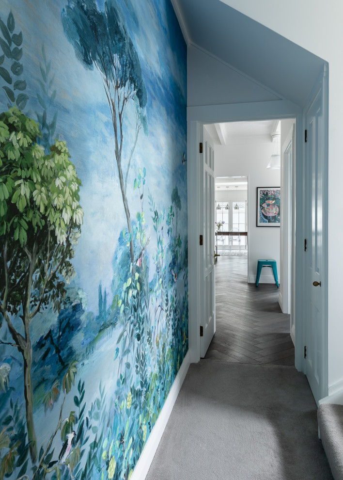 Стильный дизайн: маленький коридор в стиле неоклассика (современная классика) с разноцветными стенами, ковровым покрытием, коричневым полом, сводчатым потолком и обоями на стенах для на участке и в саду - последний тренд