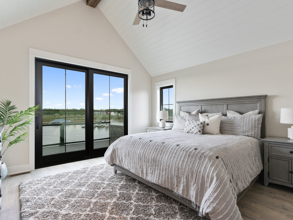 Стильный дизайн: хозяйская спальня в морском стиле с полом из ламината и потолком из вагонки - последний тренд