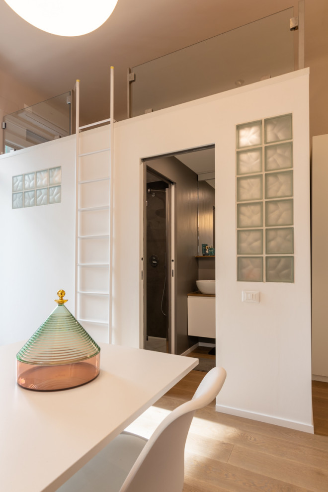 Idee per un piccolo soggiorno contemporaneo stile loft con pareti rosa, parquet chiaro, nessun camino e TV a parete