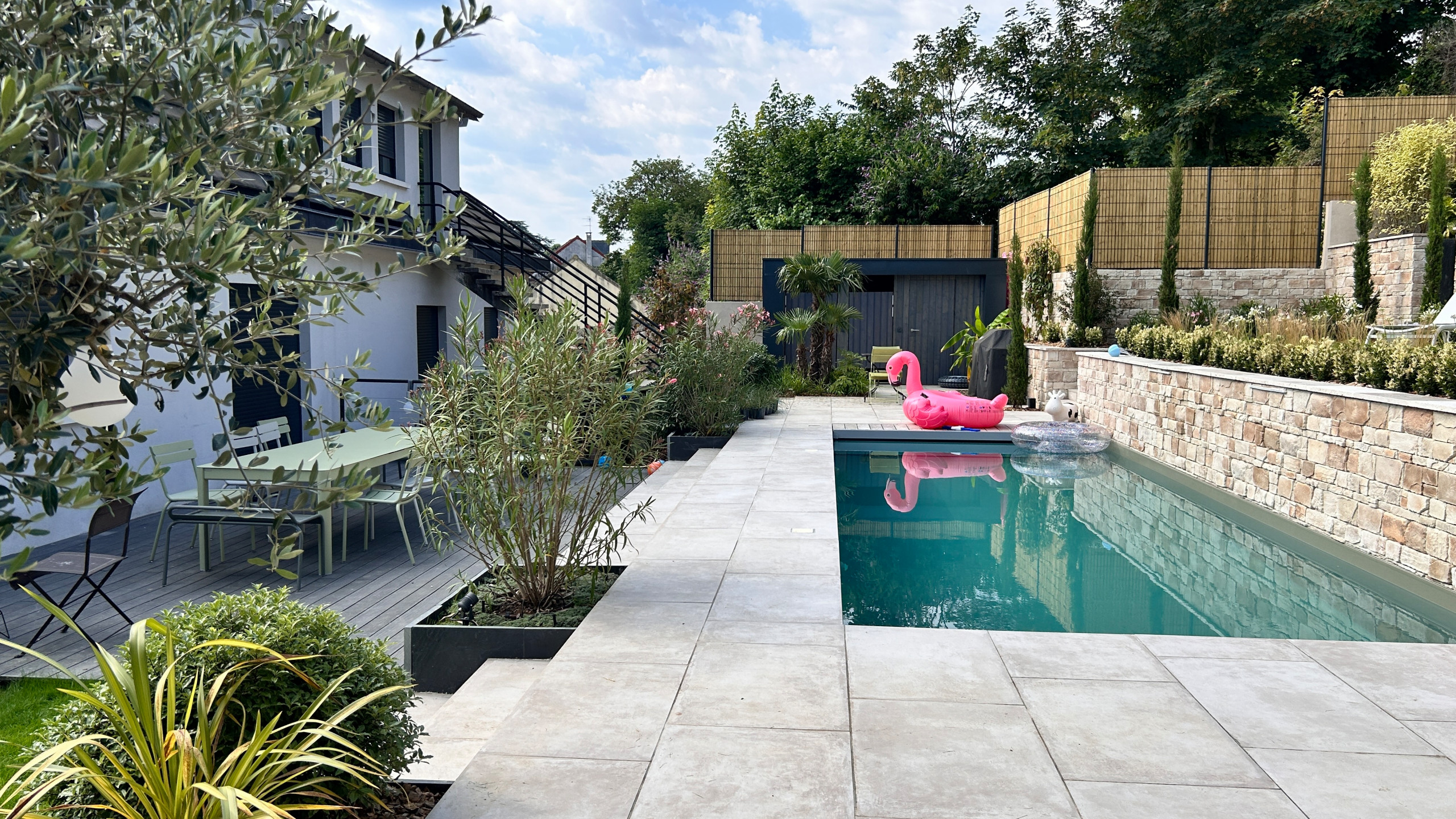 Un jardin en pente d'ambiance méditerranéenne