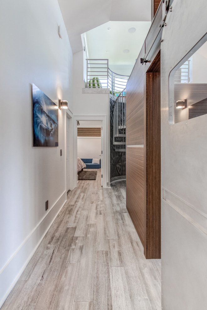 Idee per un ampio ingresso o corridoio contemporaneo con pareti bianche, pavimento in legno verniciato e pavimento grigio