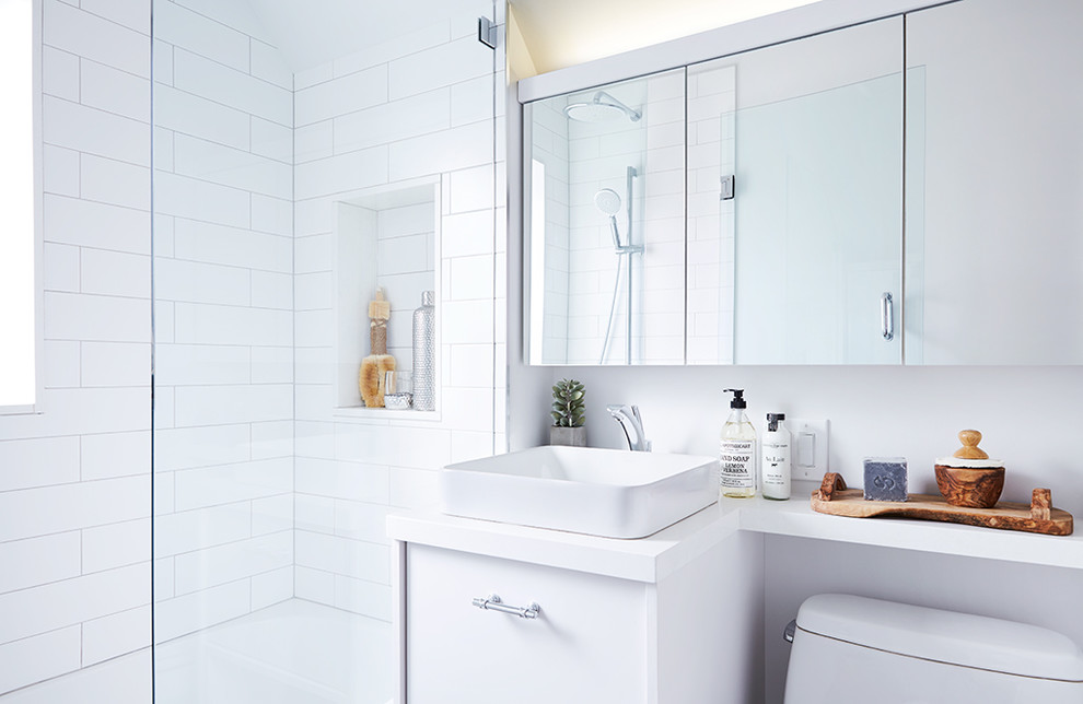 Bathroom - contemporary bathroom idea in Toronto