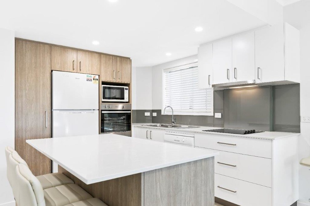 Photo of a mid-sized contemporary kitchen in Sunshine Coast with porcelain floors and grey floor.