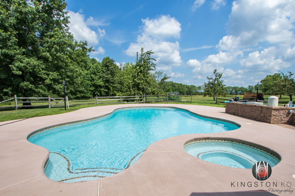 Inspiration for a mid-sized transitional backyard kidney-shaped hot tub remodel in Philadelphia