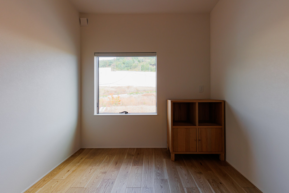 Foto på ett mellanstort minimalistiskt sovrum, med vita väggar, mörkt trägolv och brunt golv