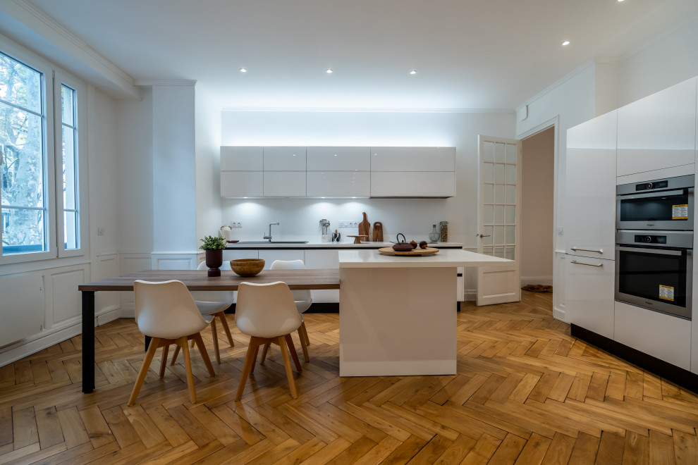 This is an example of a contemporary kitchen in Lyon.
