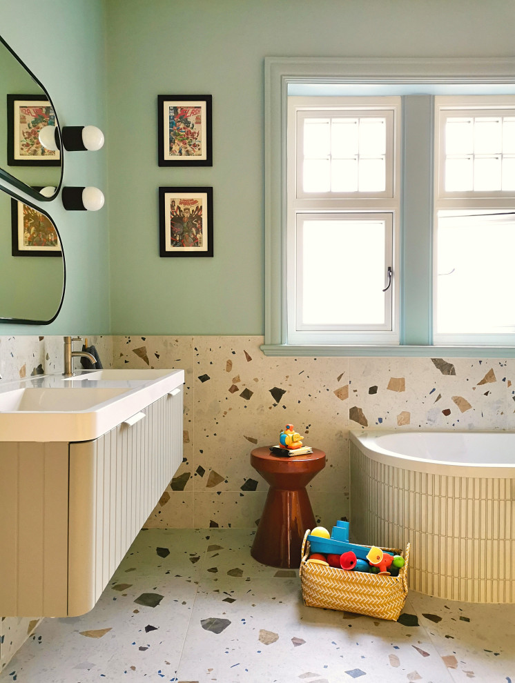 Пример оригинального дизайна: детская ванная комната среднего размера в скандинавском стиле с серыми фасадами, накладной ванной, открытым душем, инсталляцией, разноцветной плиткой, керамогранитной плиткой, синими стенами, полом из керамогранита, монолитной раковиной, столешницей из искусственного камня, разноцветным полом, открытым душем, белой столешницей, акцентной стеной, тумбой под две раковины и подвесной тумбой