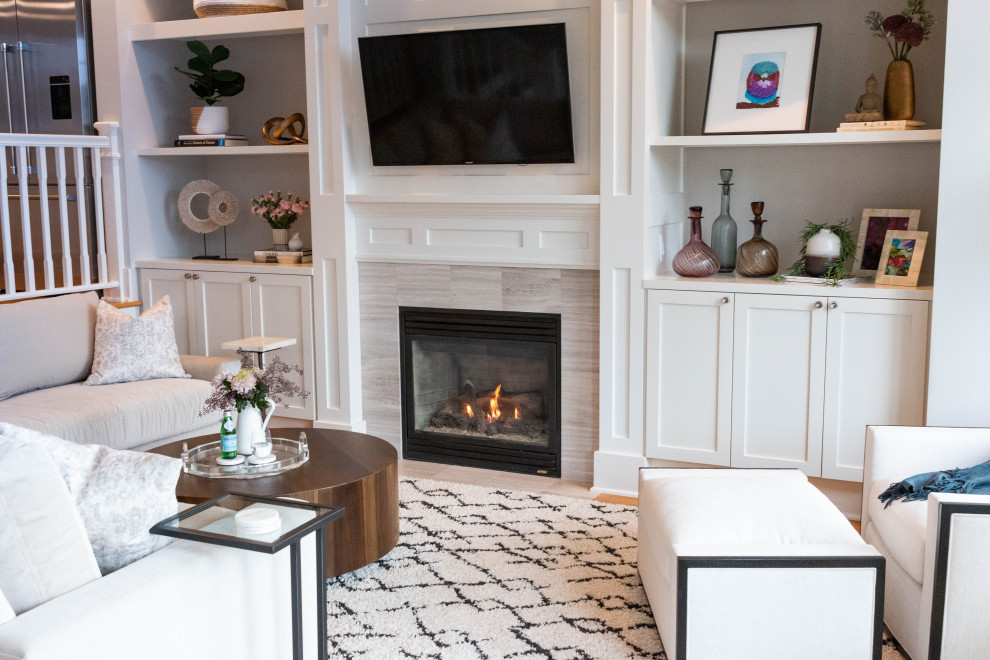 Example of a transitional home design design in Seattle