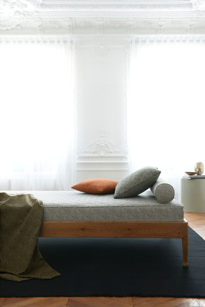 Mittelgroßes Eklektisches Gästezimmer mit weißer Wandfarbe und hellem Holzboden in Berlin