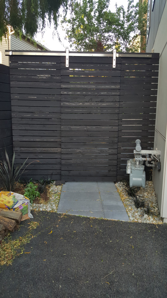 Cette photo montre un petit jardin latéral tendance avec un portail, une exposition ombragée, des pavés en béton et une clôture en bois.
