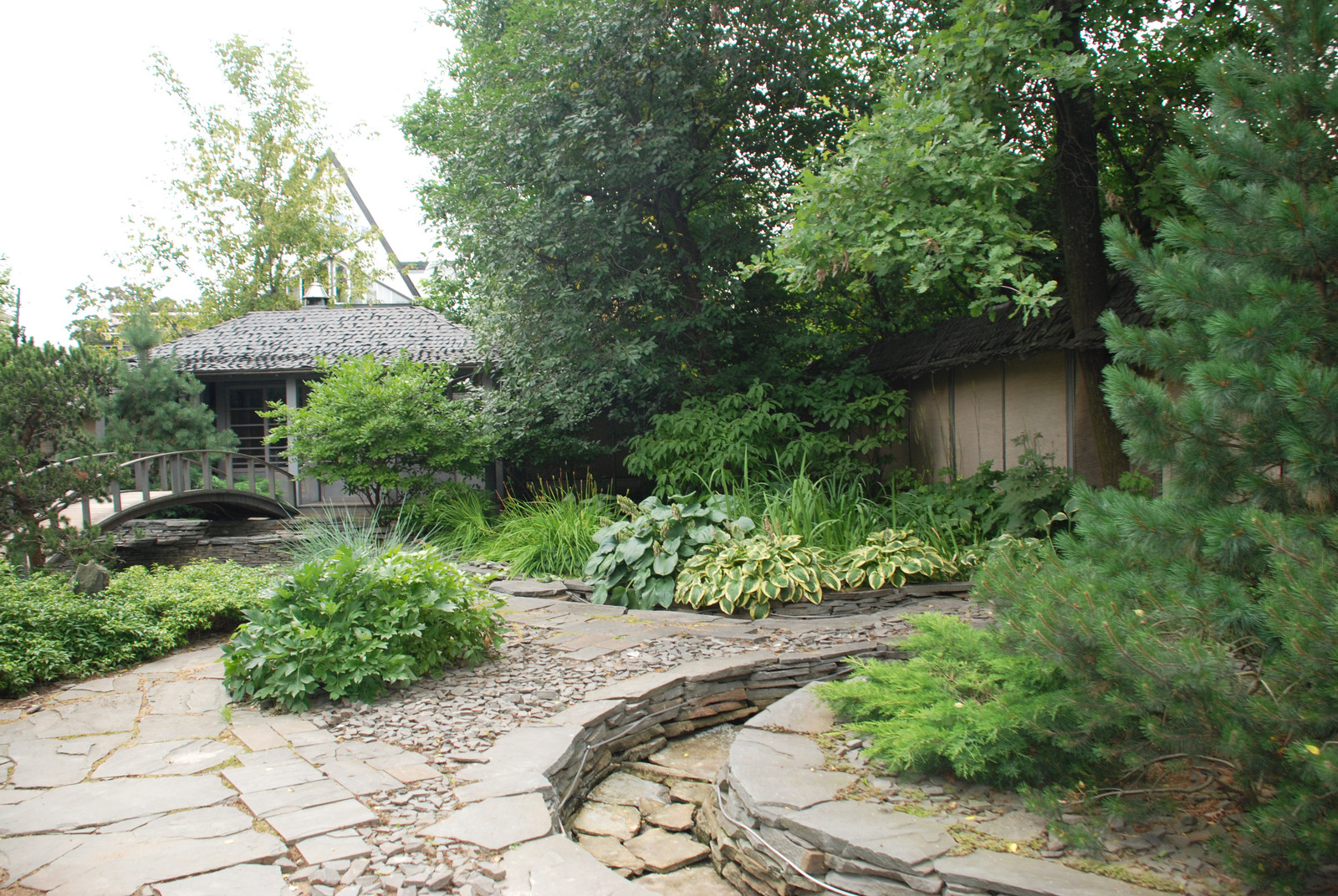 Стильный сад в КП "Поселок Художников"