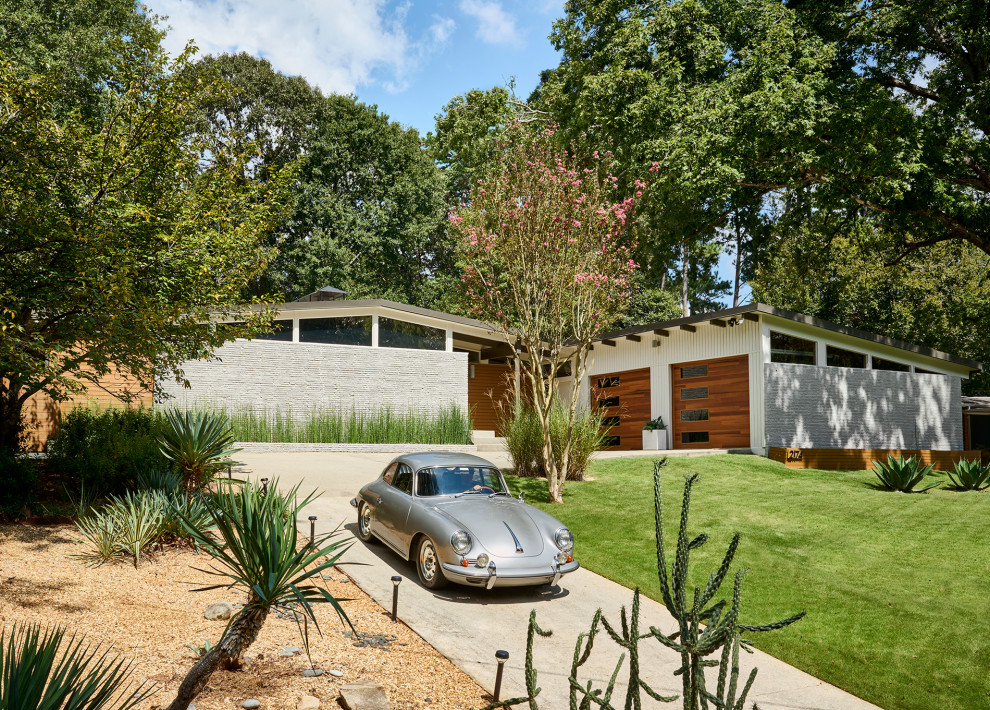 1950s exterior home idea in Atlanta