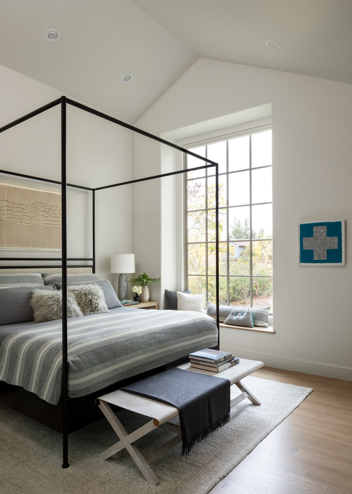 Идея дизайна: хозяйская спальня среднего размера в стиле кантри с серыми стенами, светлым паркетным полом, коричневым полом и сводчатым потолком без камина