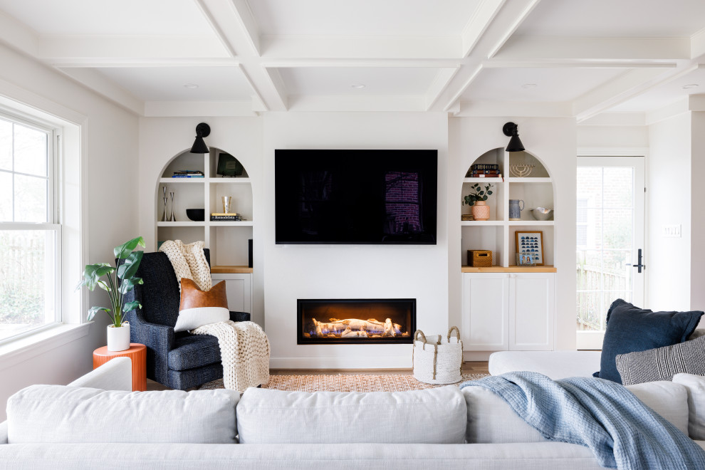 Modelo de sala de estar abierta contemporánea grande con paredes blancas, suelo de madera en tonos medios, chimenea lineal, pared multimedia, suelo marrón y casetón