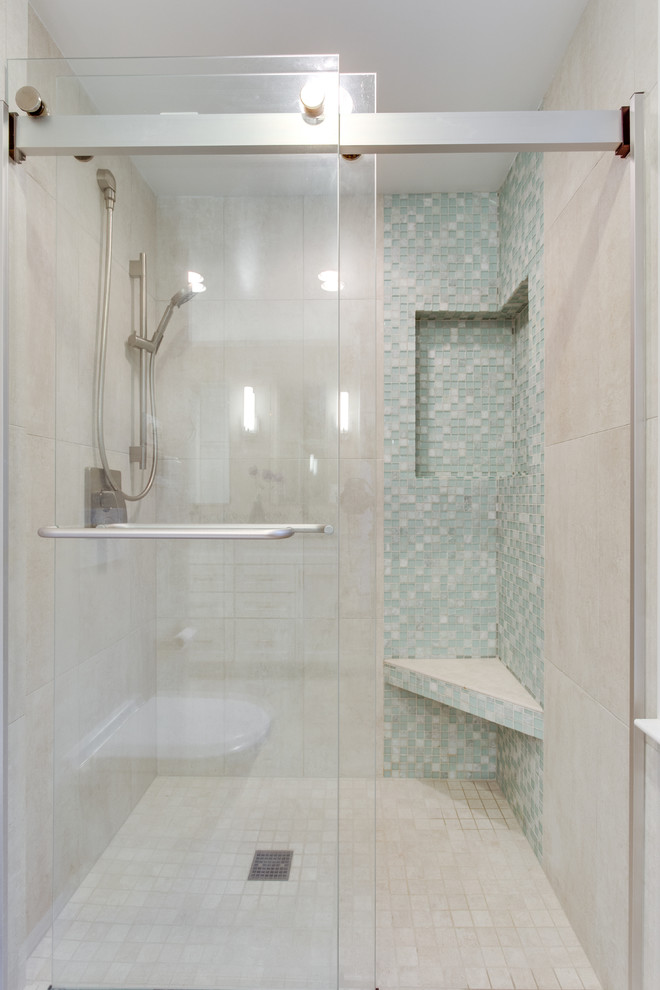 Стильный дизайн: главная ванная комната среднего размера в стиле неоклассика (современная классика) с фасадами в стиле шейкер, белыми фасадами, душем в нише и инсталляцией - последний тренд