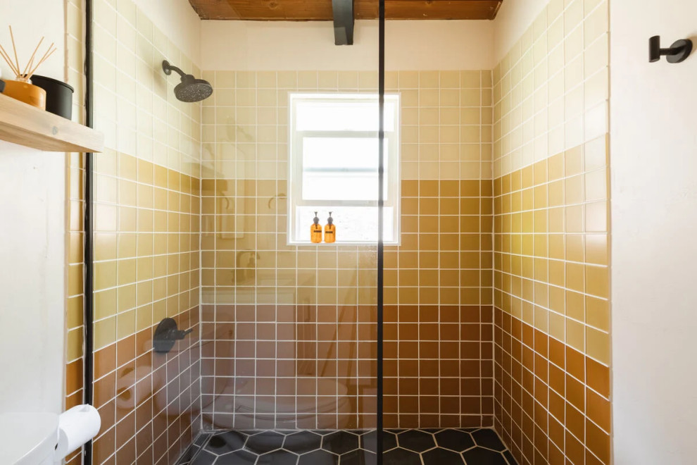 Пример оригинального дизайна: ванная комната в стиле ретро с разноцветной плиткой, плиткой из листового стекла и открытым душем