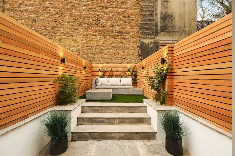 Contemporary backyard garden in London.