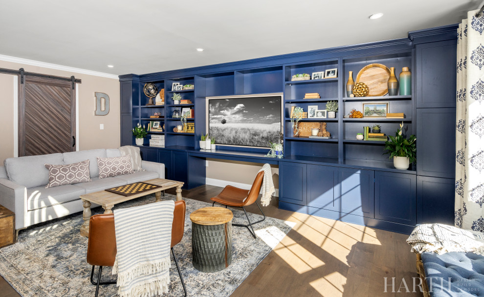 Mittelgroße, Abgetrennte Klassische Bibliothek mit beiger Wandfarbe, braunem Holzboden, Multimediawand und braunem Boden in Philadelphia