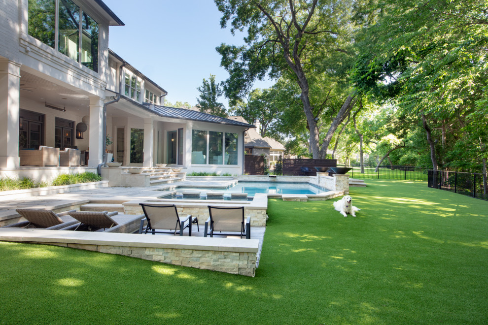 Large contemporary back garden in Dallas.