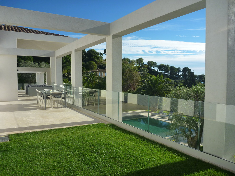 Inspiration for a large contemporary patio in Nice.