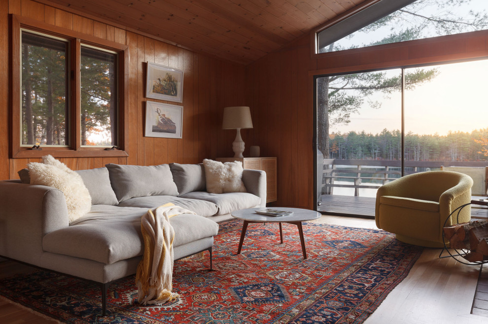 Réalisation d'un salon chalet en bois ouvert avec un mur marron, parquet clair, un sol beige, un plafond voûté et un plafond en bois.