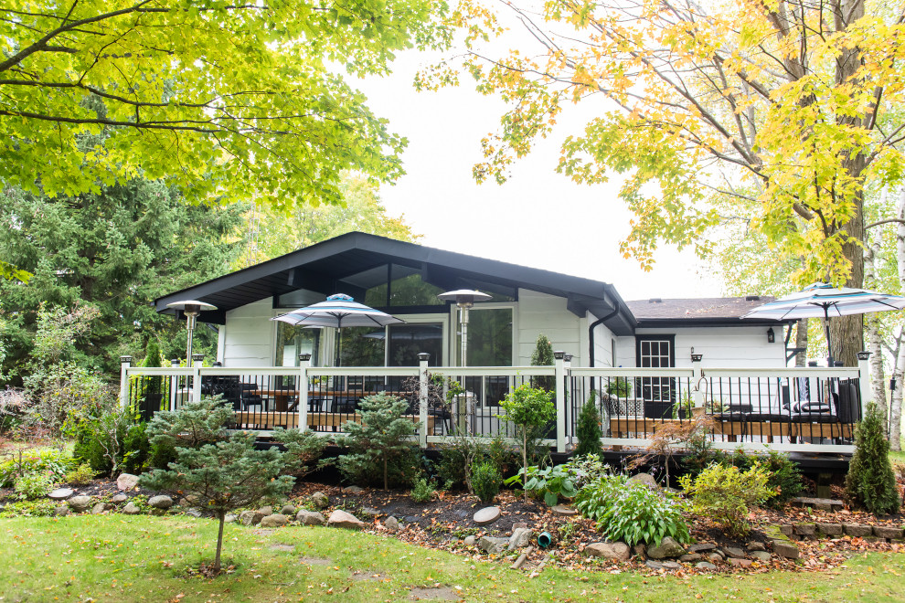 Example of a transitional home design design in Toronto