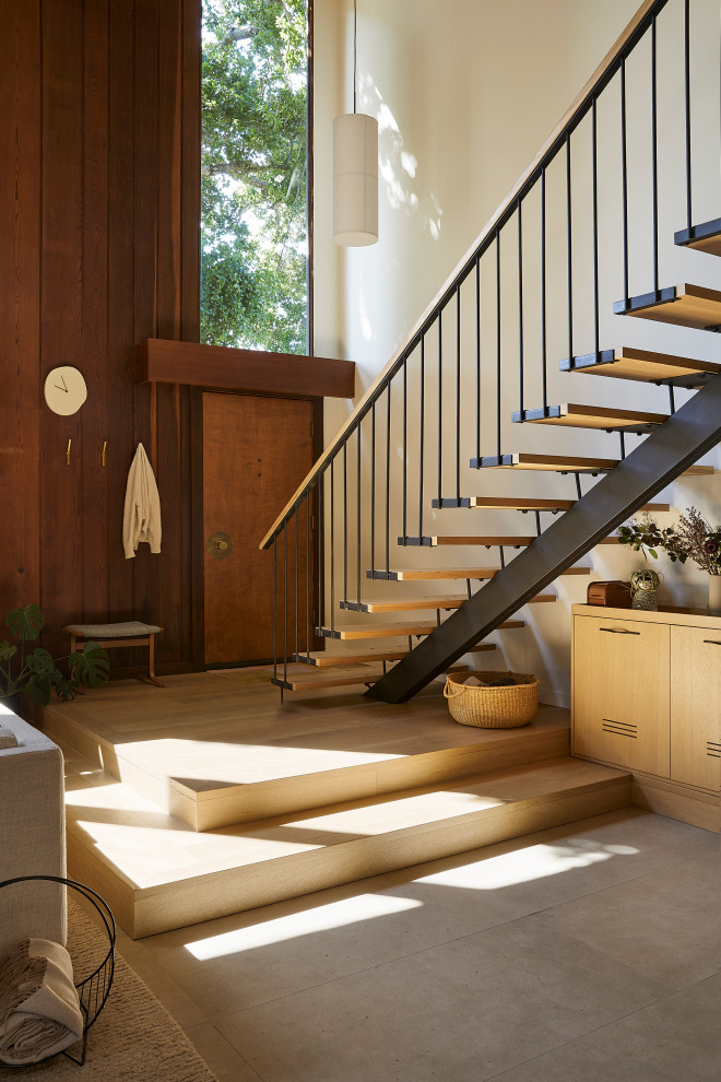 Источник вдохновения для домашнего уюта: лестница на больцах, среднего размера в стиле ретро с деревянными ступенями и металлическими перилами