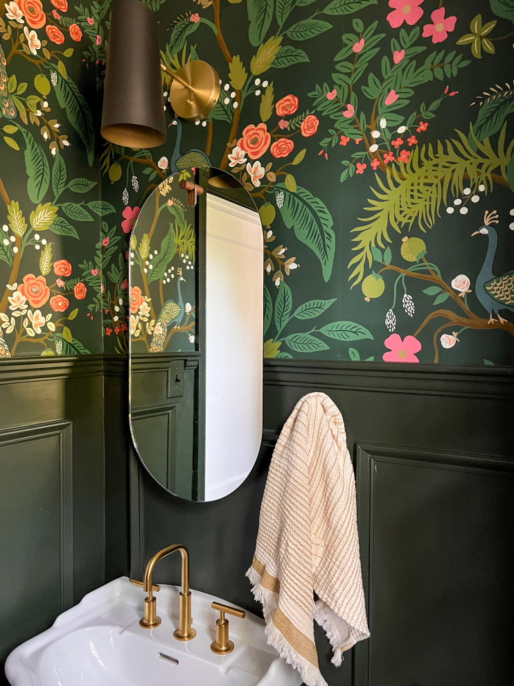 Foto på ett mellanstort vintage toalett, med vita skåp, en toalettstol med separat cisternkåpa, gröna väggar, marmorgolv, ett piedestal handfat och vitt golv