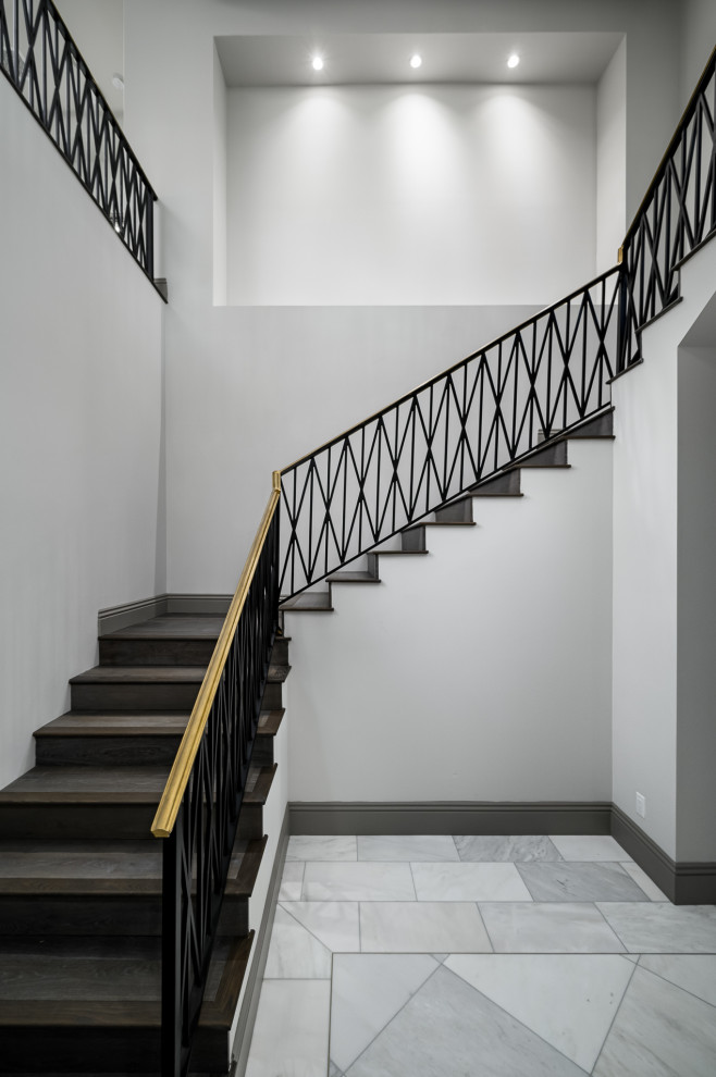 На фото: угловая лестница среднего размера в стиле модернизм с крашенными деревянными ступенями, крашенными деревянными подступенками и металлическими перилами