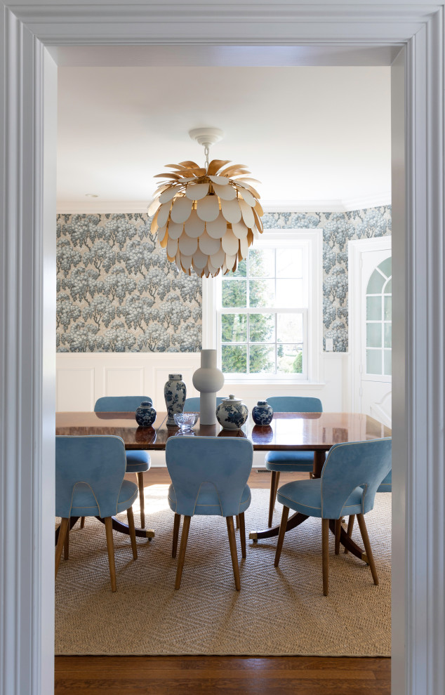 Идея дизайна: столовая среднего размера в стиле неоклассика (современная классика) с синими стенами и обоями на стенах