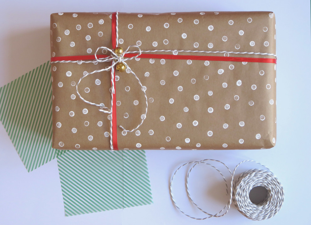 Крафт, марки, искусственный снег: 10 идей упаковки подарков
