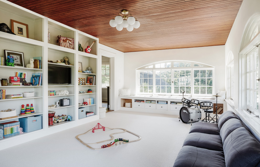 Foto di una cameretta per bambini da 4 a 10 anni chic con pareti bianche, moquette, pavimento bianco e soffitto in legno
