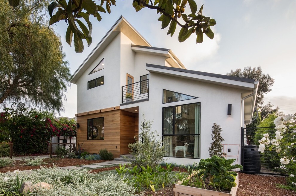 Inspiration for a mid-sized contemporary two-storey white exterior in Los Angeles with mixed siding.