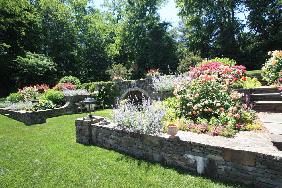 Photo of a traditional formal garden in Bridgeport.