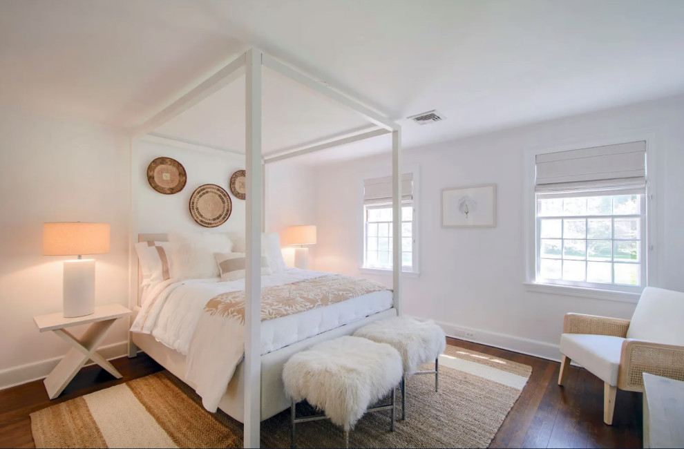 Inspiration pour une chambre d'amis marine de taille moyenne avec un mur blanc, un sol en bois brun, un sol marron, un plafond décaissé et du lambris de bois.