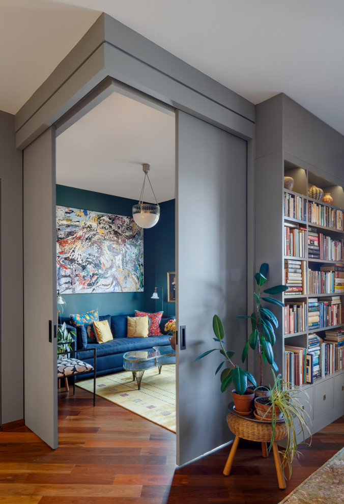 Mittelgroßes Modernes Gästezimmer mit blauer Wandfarbe, braunem Holzboden und braunem Boden in Seattle