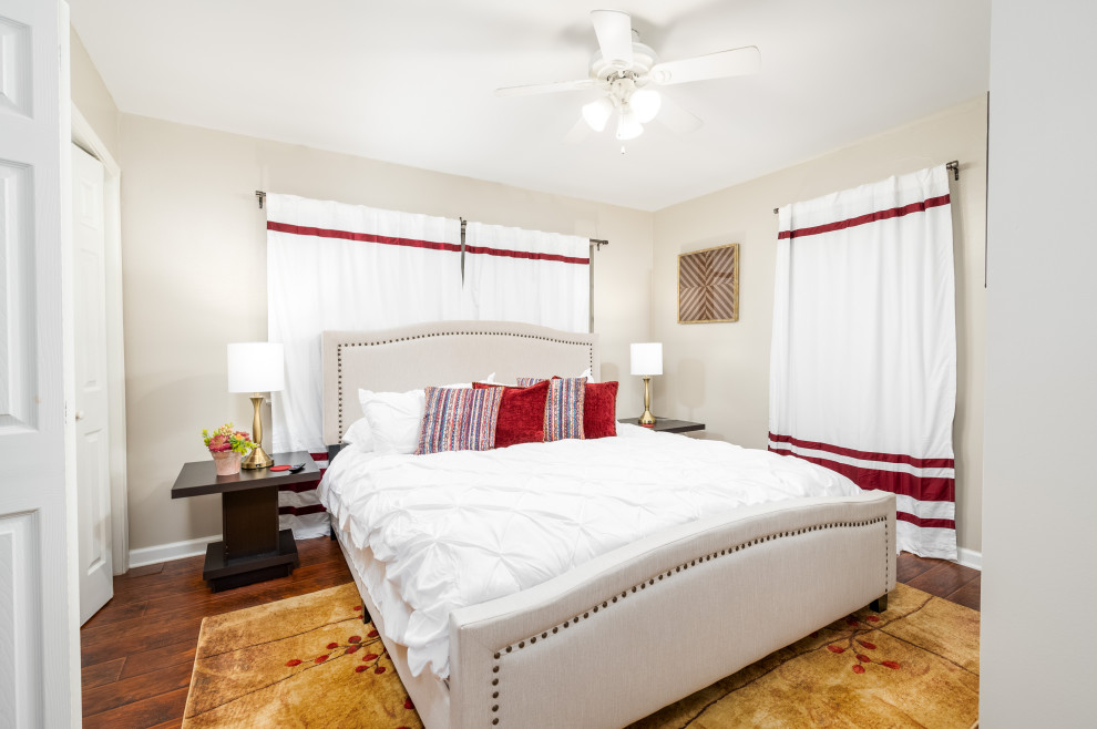 Ejemplo de habitación de invitados clásica pequeña con paredes beige, suelo vinílico y suelo marrón