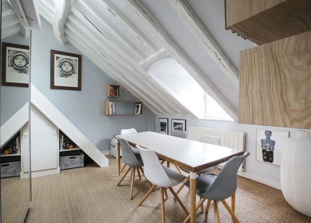 Aménagement d'une salle à manger scandinave avec un mur gris, un sol beige et boiseries.