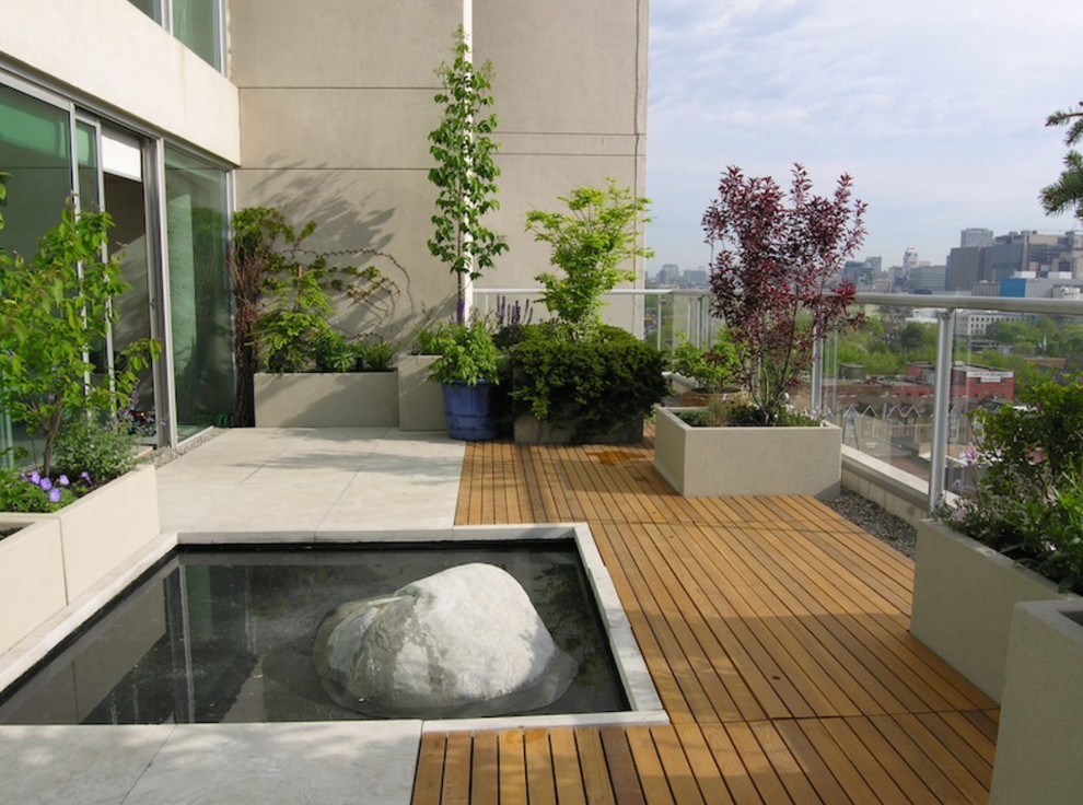 Inspiration for a large contemporary rooftop and rooftop deck in Frankfurt with a water feature and no cover.
