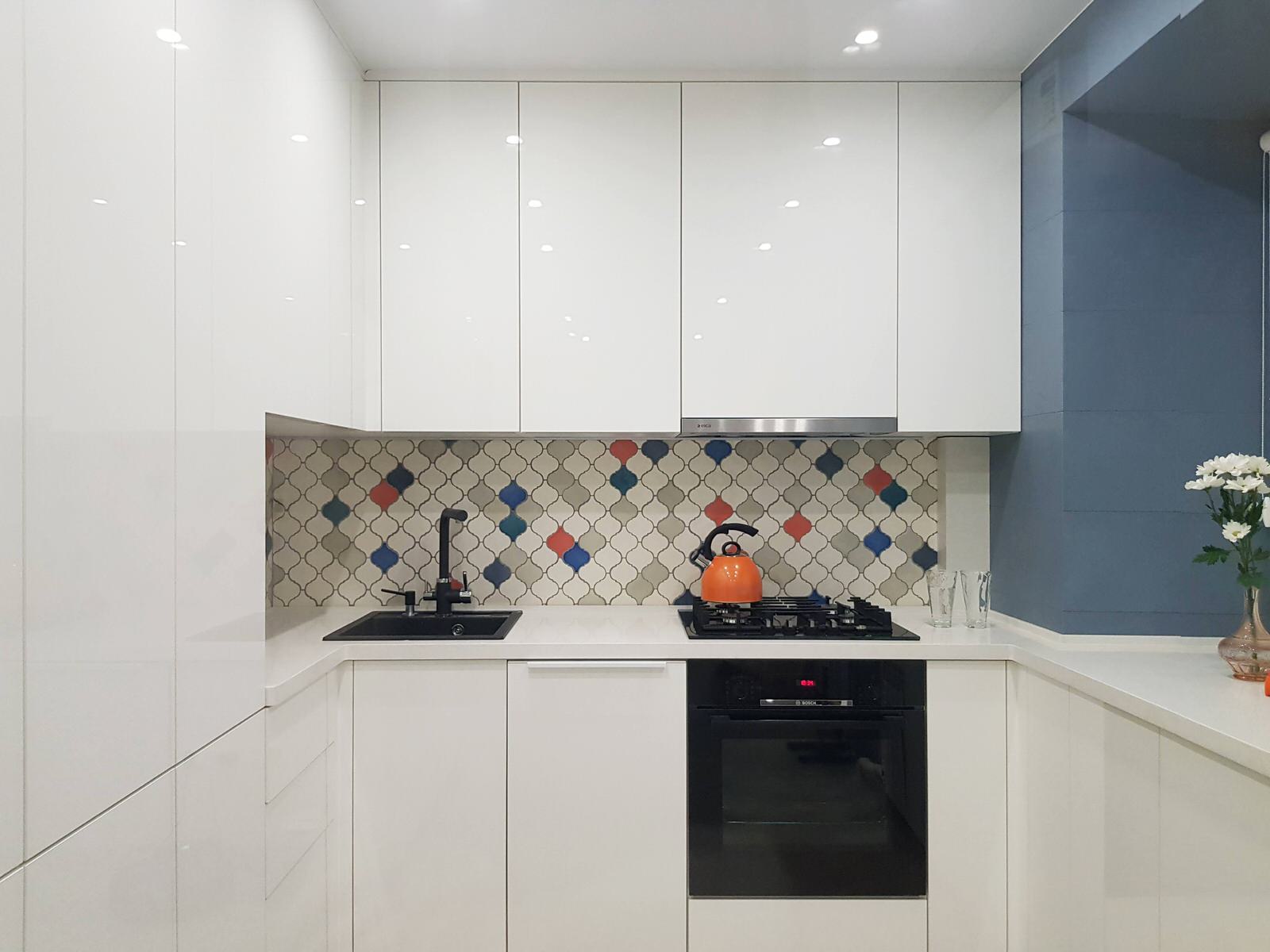 Бабушкина ваза на белой кухне