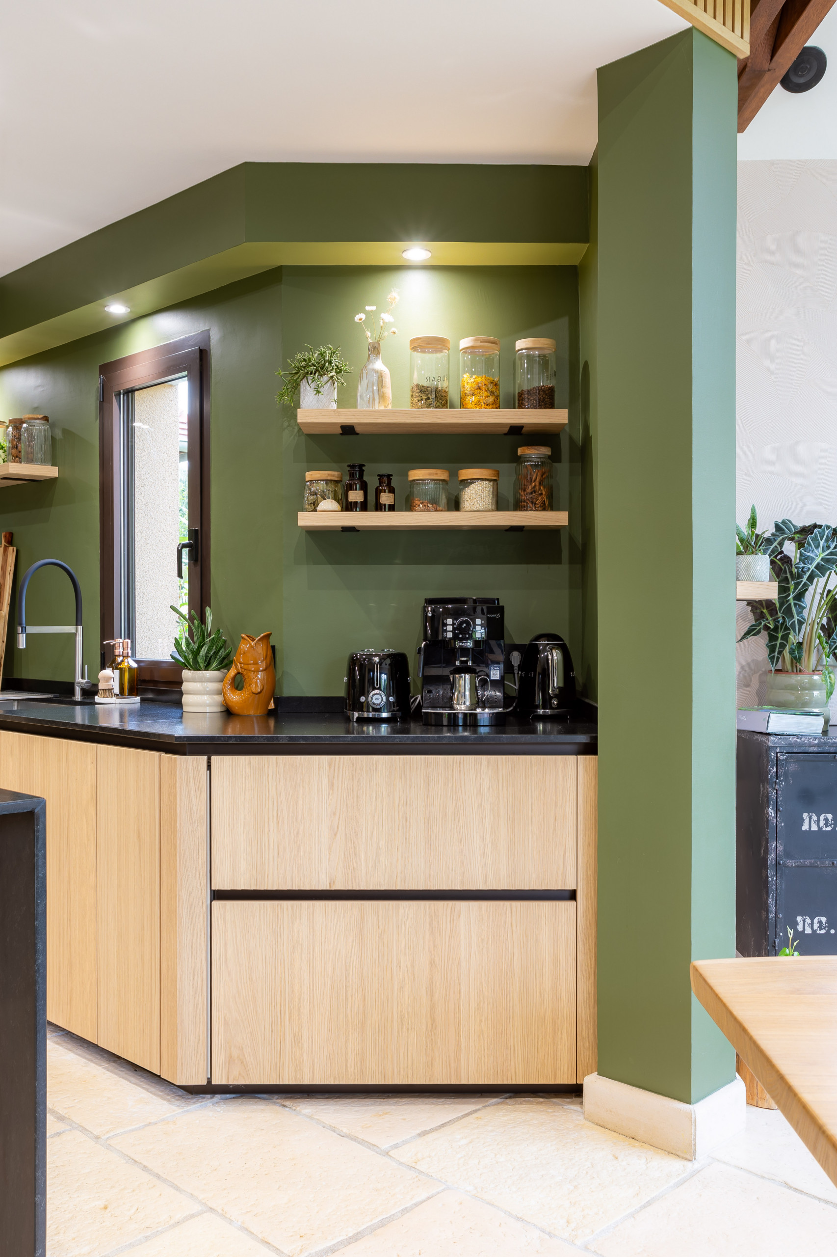 Réalisation d'une cuisine en bois dans un écrin végétal