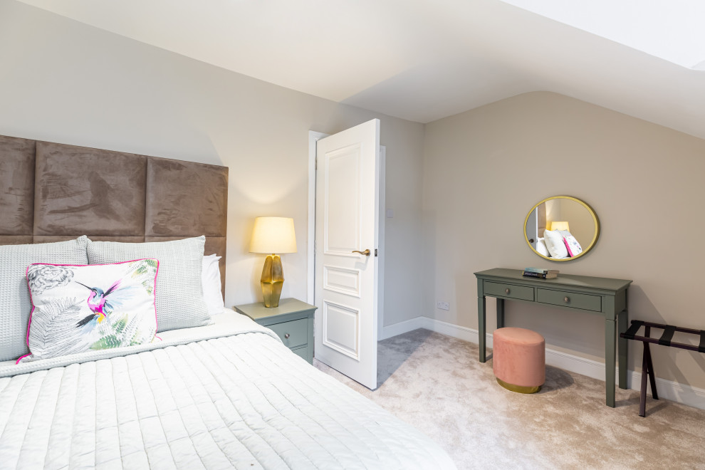 ロンドンにある中くらいなコンテンポラリースタイルのおしゃれな客用寝室 (ベージュの壁、カーペット敷き、ベージュの床)