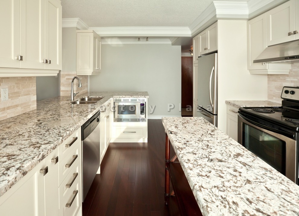 Transitional kitchen photo in Chicago