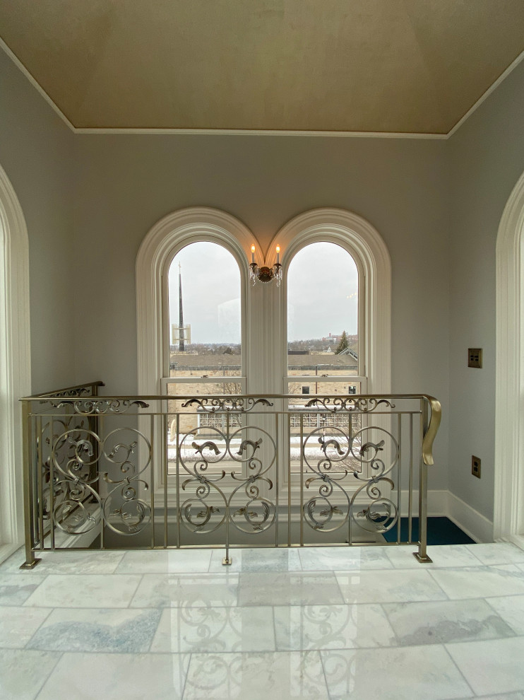 Immagine di una piccola veranda vittoriana con pavimento in marmo e pavimento bianco