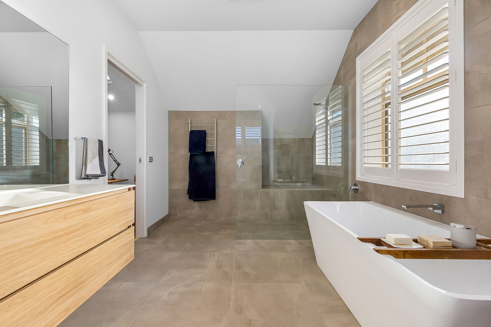 Design ideas for a contemporary bathroom in Geelong.