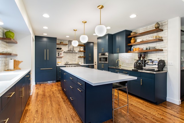 Transitional Navy Kitchen nyklassisk-koekken